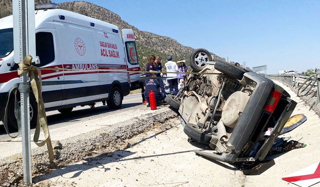 REFÜJE ÇARPAN OTOMOBİL TAKLA ATTI: 4 YARALI
