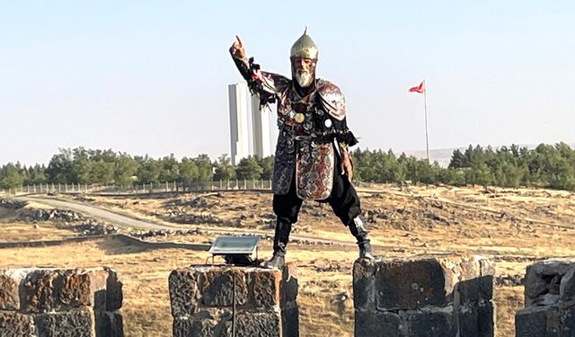 SAVAŞ KIYAFETİNİ GİYDİ, KALEYİ YENİDEN FETHETTİ