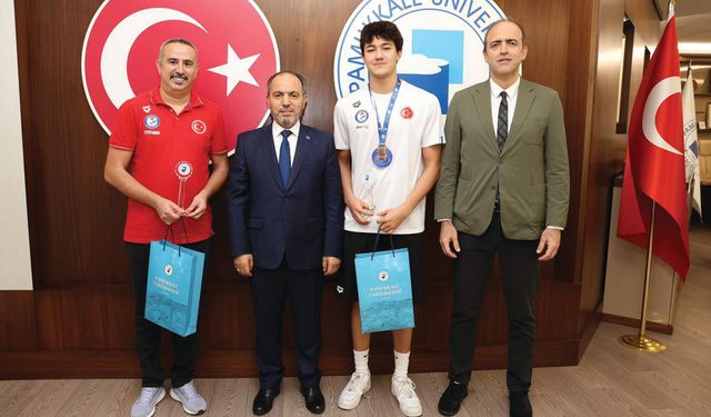 PAÜ’LÜ MİLLİ YÜZÜCÜ’DEN REKTÖR GÜNGÖR’E ZİYARET