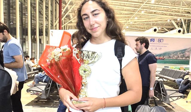 39 KİLOMETRE YÜZDÜ, TÜRKİYE BİRİNCİSİ OLDU