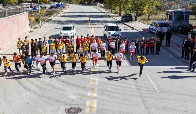 ÇOCUKLAR CUMHURİYET İÇİN KOŞTU