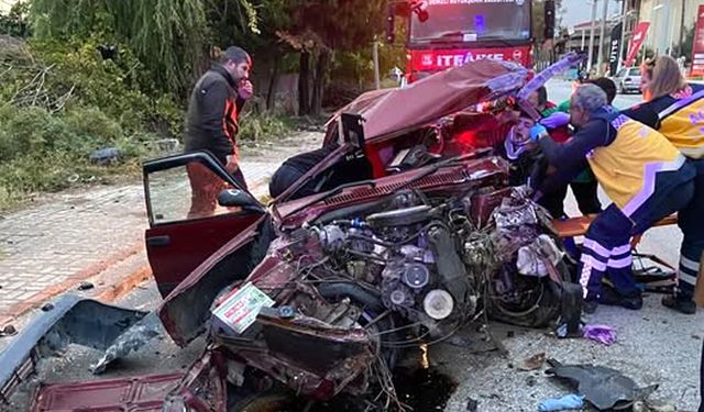 DİREĞE ÇARPAN OTOMOBİL HURDAYA DÖNDÜ