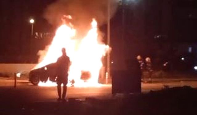 PARK HALİNDEKİ OTOMOBİL ALEVLERE TESLİM OLDU