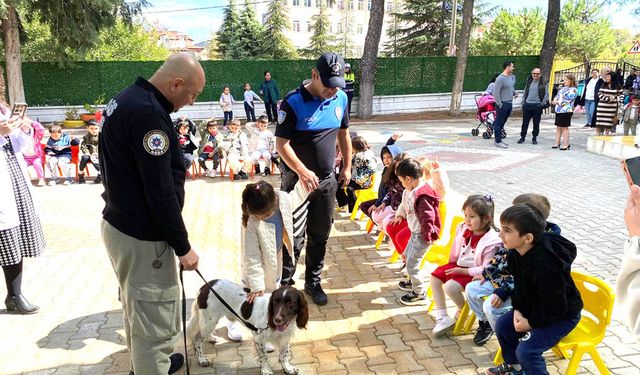 MİNİKLERE POLİS İLGİSİ