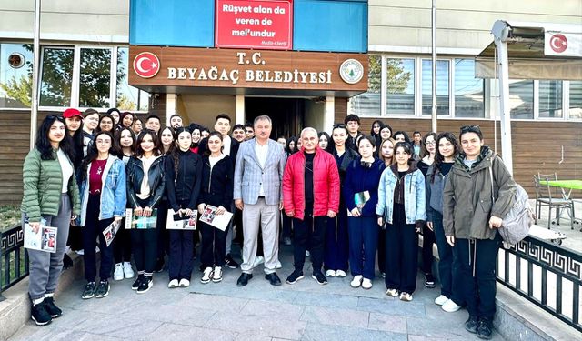 BAŞKAN PÜTÜN ÜNİVERSİTE ÖĞRENCİLERİNİ AĞIRLADI