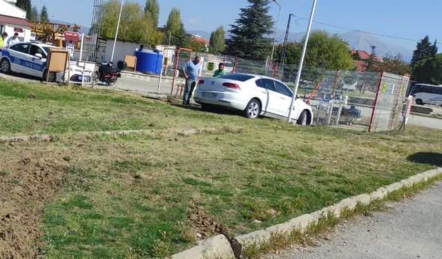 DUVARA ÇARPAN EHLİYETSİZ SÜRÜCÜNÜN PLANI BOZULDU