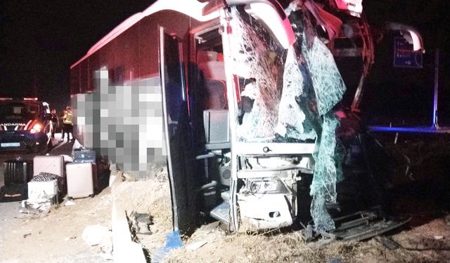 MİNİBÜS İLE YOLCU OTOBÜSÜ ÇARPIŞTI: 1 ÖLÜ, 13 YARALI