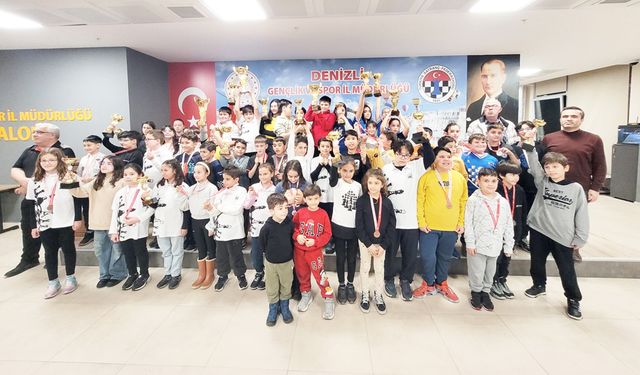 KÜÇÜK SATRANÇ USTALARI KIYASIYA MÜCADELE ETTİ