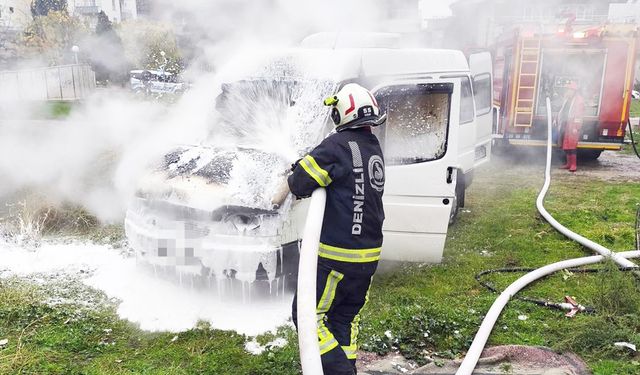 PARK HALİNDEKİ MİNİBÜS ALEVLERE TESLİM OLDU