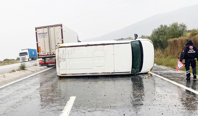 KONTROLDEN ÇIKAN MİNİBÜS DEVRİLDİ