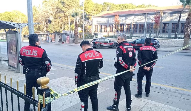 VALİLİK YANINDAKİ DURAKTA ŞÜPHELİ ÇANTA PANİĞİ