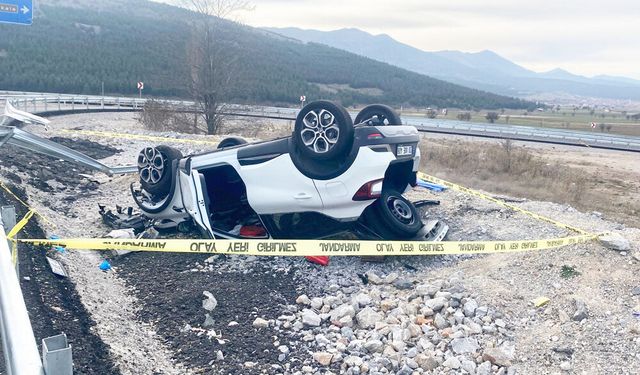 OTOMOBİL KARŞI ŞERİDE GEÇTİ, TAKLA ATTI, SÜRÜCÜ CAN VERDİ