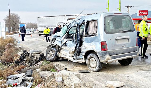 ÇARDAK’TA TIR İLE HAFİF TİCARİ ARAÇ ÇARPIŞTI