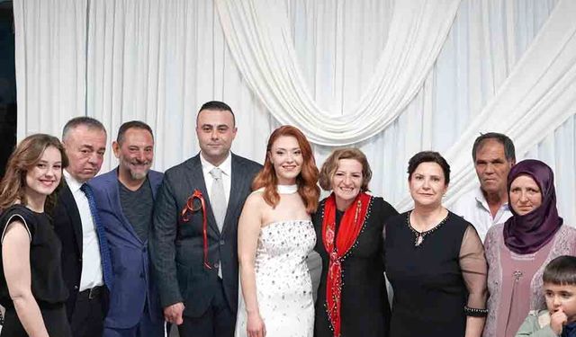 ESKİ DANIŞMANININ MUTLUĞUNU PAPLAŞTI