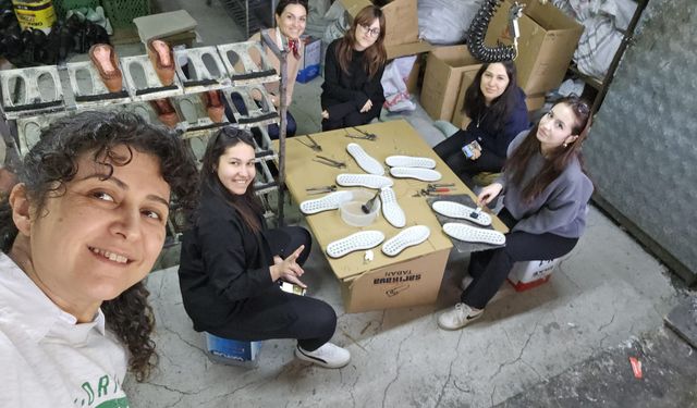 ÖĞRENCİLER BABALARI İÇİN AYAKKABI YAPTI