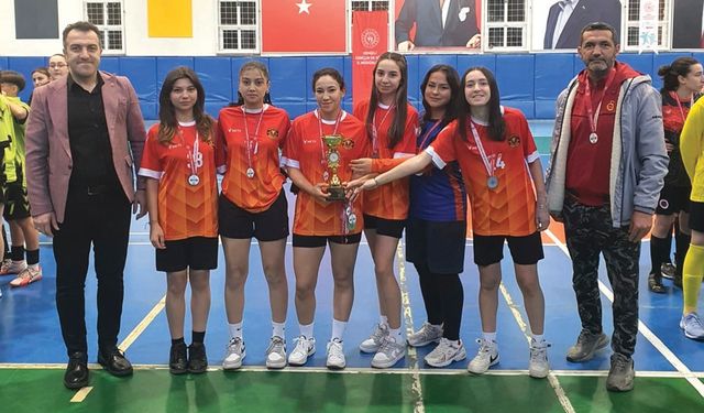 GENÇ KIZLARDA FUTSAL HEYECANI