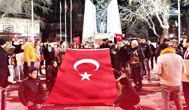 ZAFER PARTİLİ GENÇLERDEN BAYRAĞA SAYGI YÜRÜYÜŞÜ