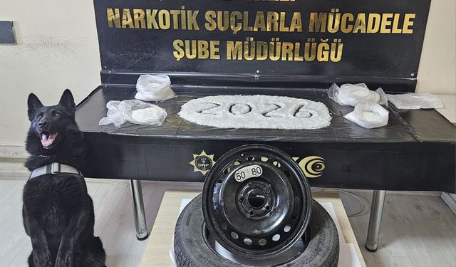 YEDEK LASTİKTEN 4 KİLO ZEHİR ÇIKTI