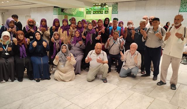 DENİZLİLİ UMRECİLERDEN KÂBE’DE DUYGUSAL VEDA