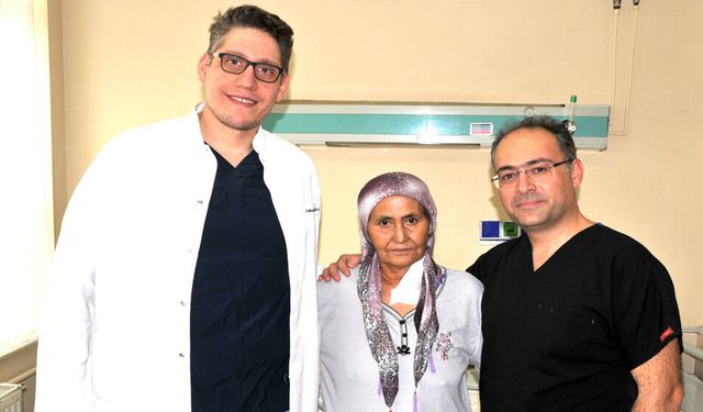 KANSER HASTASI KADINA YENİ YEMEK BORUSU YAPILDI