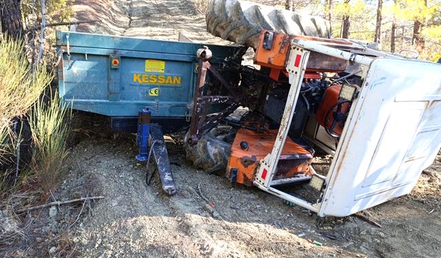 DEVRİLEN TRAKTÖRÜN SÜRÜCÜSÜNÜ İTFAİYE EKİPLERİ KURTARDI