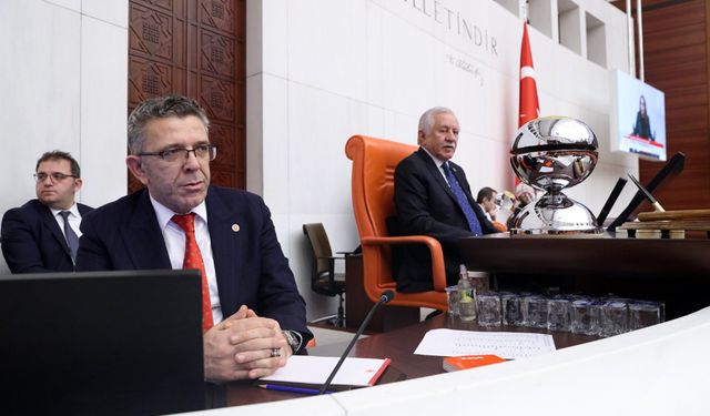 ÖZTÜRK, TBMM DİVAN KATİPLİĞİ GÖREVİNİ DEVRETTİ