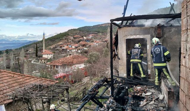 ALEVLERİN SARDIĞI EV KÜLE DÖNDÜ