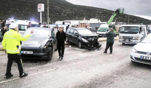 TAVAS’TA ZİNCİRLEME KAZA