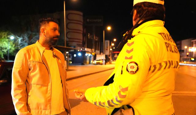 ALKOL MUAYENESİNDE POLİSLE GÜLDÜREN PAZARLIK:  BİR BABALIK YAP