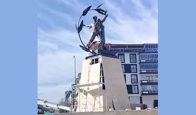 DEMOKRASİ ANITI YERLEŞTİRİLİYOR