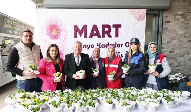 KADINLARA 8 MART ÇİÇEĞİ