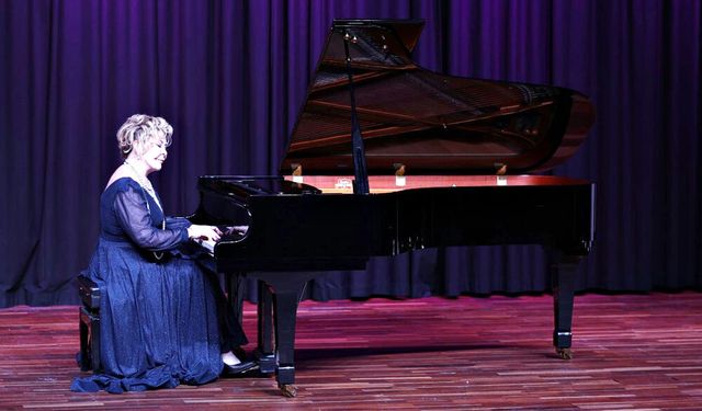 DÜNYACA ÜNLÜ PİYANİST GÜLSİN ONAY, ÖĞRENCİLERLE BULUŞTU