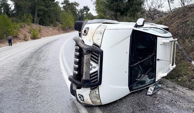 PİKAP YAN YATTI, SÜRÜCÜ YARALANDI