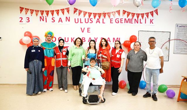 PAÜ HASTANELERİ ÇOCUK SERVİSİNDE 23 NİSAN ŞENLİĞİ