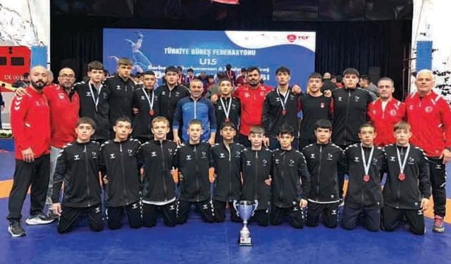 DENİZLİLİ GÜREŞÇİLER FIRTINA GİBİ ESTİ