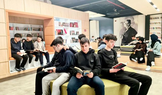 MİLLET KÜTÜPHANESİ ÖĞRENCİLERİ AĞIRLIYOR