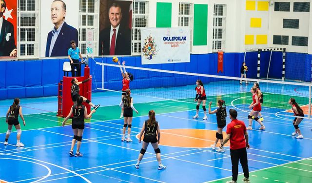 VOLEYBOLDA GELECEĞİN YILDIZLARI YETİŞİYOR