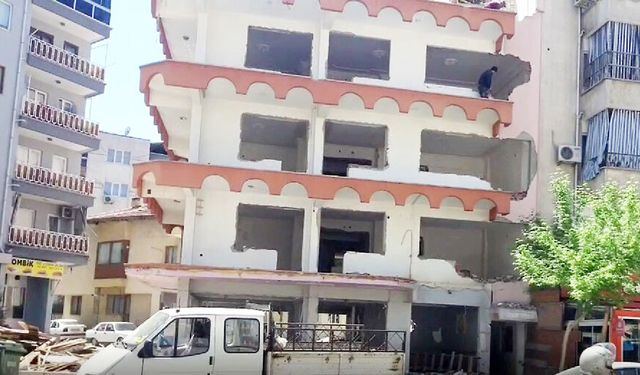 AKKONAK MAHALLESİ’NDE YAPILAN BİNA YIKIMI TEPKİ ÇEKTİ