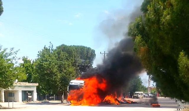 SAMAN YÜKLÜ TIR ALEV ALEV YANDI