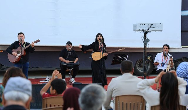 GEZEN OZANLAR COŞTURDU