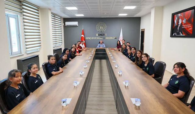 ŞAMPİYON HOKEYCİLER ZAFERLERİNİ PAYLAŞTI