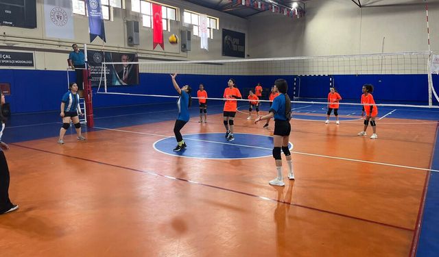 ÇAL’DA VOLEYBOL HEYECANI