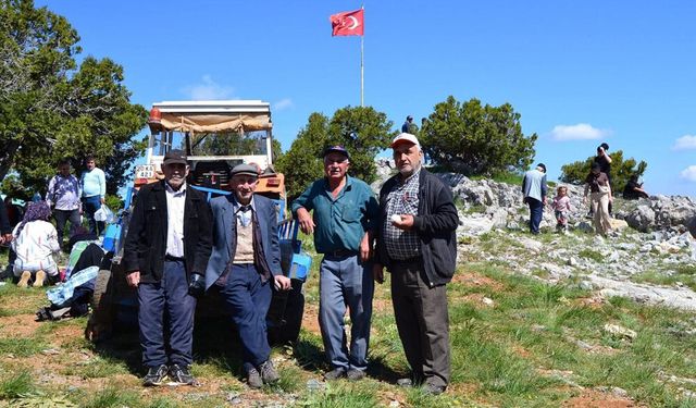 ELLER ŞÜKÜR İÇİN AÇILDI