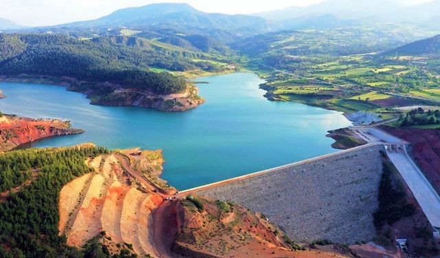 BALIK AVLAMAK İÇİN DALDI, BARAJ GÖLÜNDEN ÇIKAMADI