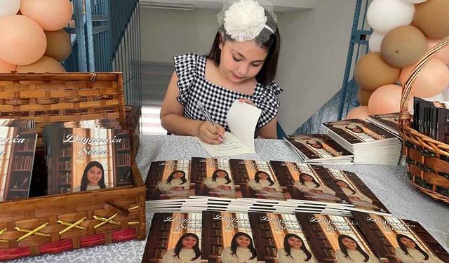 SANATÇI ANNENİN ŞAİR KIZI 10 YAŞINDA ŞİİR KİTABI ÇIKARDI