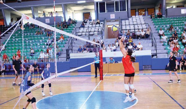 VOLEYBOL MİNİ KIZLAR LİGİ'NDE ŞAMPİYON DENİZLİ VOLEYBOL