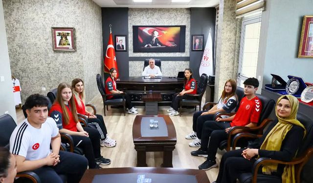 ŞAMPİYONLAR BAŞARIYI PAYLAŞTI