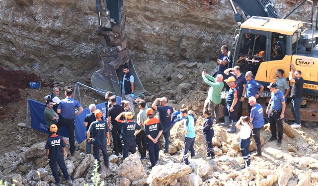 GÖÇÜK ALTINDA KALAN KEPÇE OPERATÖRÜ HAYATINI KAYBETTI