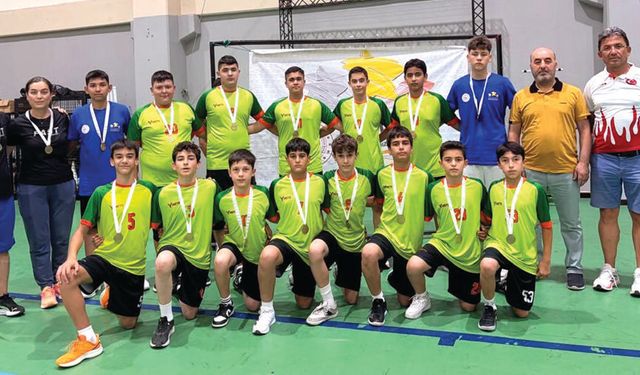 HENTBOL ANALİG DENİZLİ KARMASI TÜRKİYE FİNALLERİ’NDE