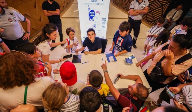 BÜYÜK USTA EDİZ GÜREL SATRANÇ TUTKUNLARIYLA BULUŞTU